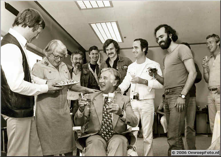 Op deze OmroepFoto : Foto 60 âˆ’ 110. 1977. De Cameragroep eert Arnold van Veluwen. Oa. Henk Hofland, mevr. van Veluwen, Joes Odufre, Lars Hansen en Joost Wouter