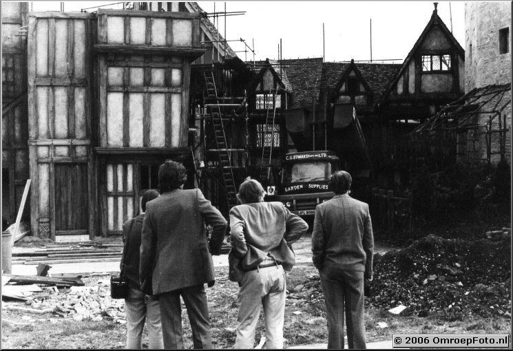 Foto 7-128. ATV-Londen mei'76 op een set naast de studio René de Hond, Pieter Verheul, Mr Wilkinson en Johan Komen