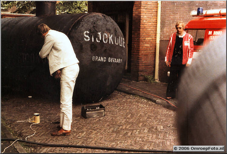 Foto 10-195. Tim Heuting (van de firma Plof), Frans kijkt met gemengde gevoelens