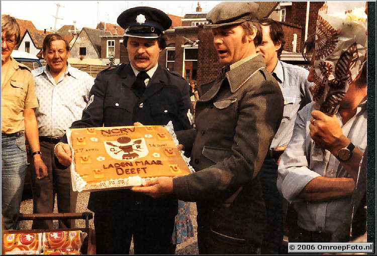 Foto 11-201. De taart als dank voor de bijzondere samenwerking Lichtontwerper Bert Klos als politie-agent naast Harry Kamst