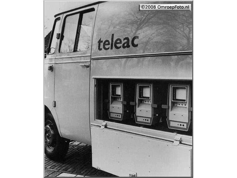Doos 124 Foto 2477. Teleac reportagewagen. Wie kent deze camera's? 

