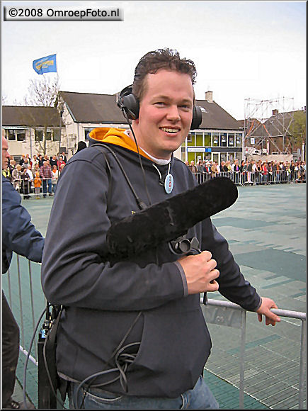 Doos 137 Foto 2733. Koninginnedag 2008. Dit jaar is Theo de geluidslakei

