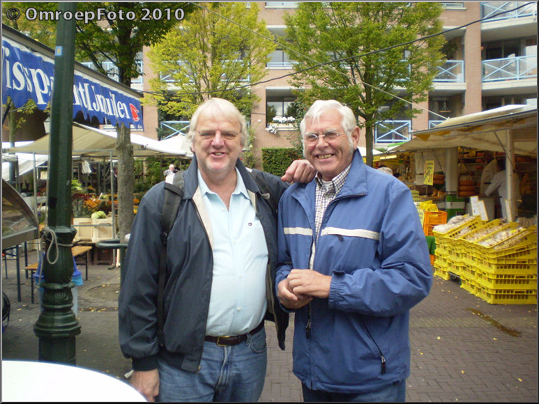 Doos 151 Foto 3011 Meindert van der Meulen en Fons de Beer op de markt in Bussum

            