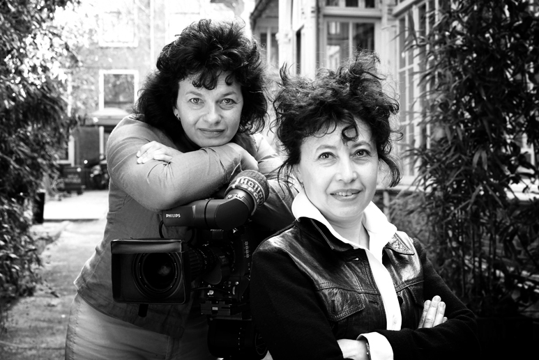 Doos 154 Foto 3073. Prettig regieteam : Jolanda en haar zuster Edith Ruyg

            