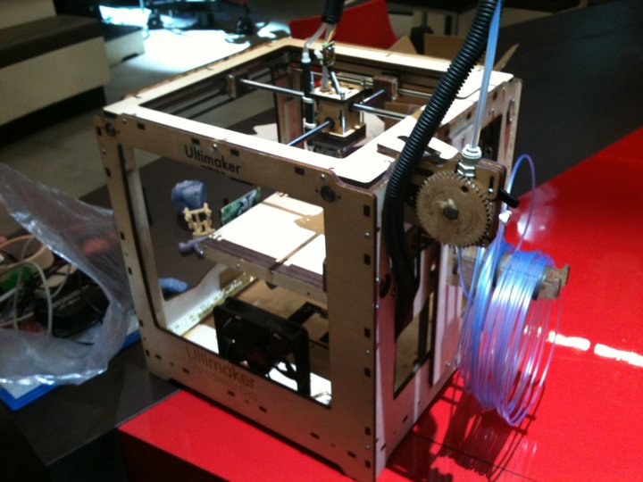 Doos 155 Foto 3089. Eerste 3D-printer voor thuis bij DWDD

            