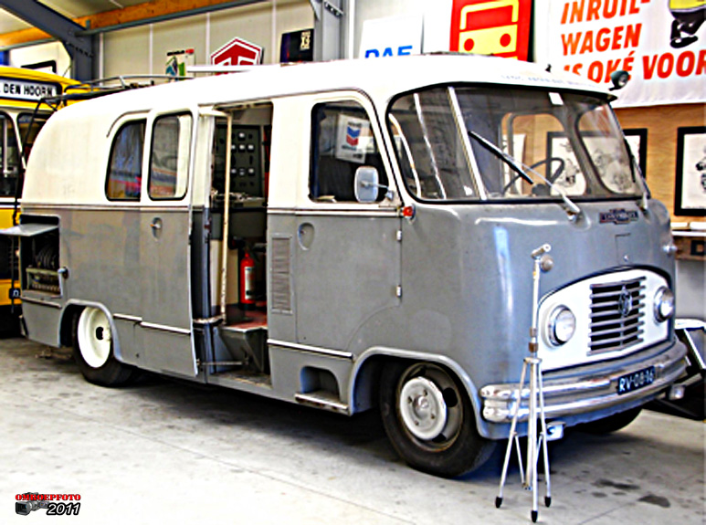 Doos 160 Foto 3200. NRU radiowagen. Chevrolet 3742 chassis met polyester werkspoor opbouw
            