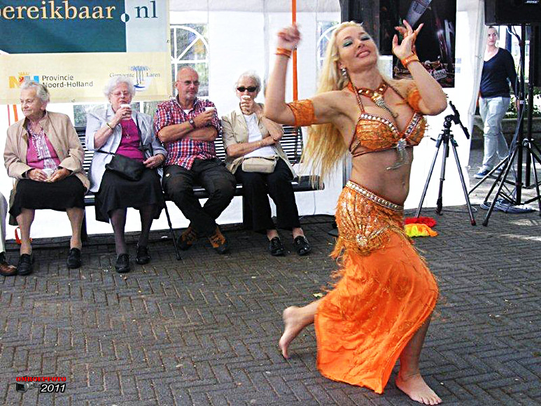 Op deze OmroepFoto : Muziek en dans vrolijkten de boel op :-) Foto : Herman Ottink
