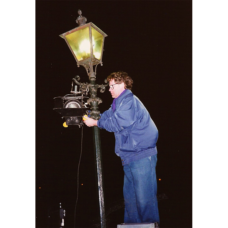 Doos 180 Foto 03586. Ben Haverkort maakt licht in een lantaarnpaal. Volendam 1990.
            