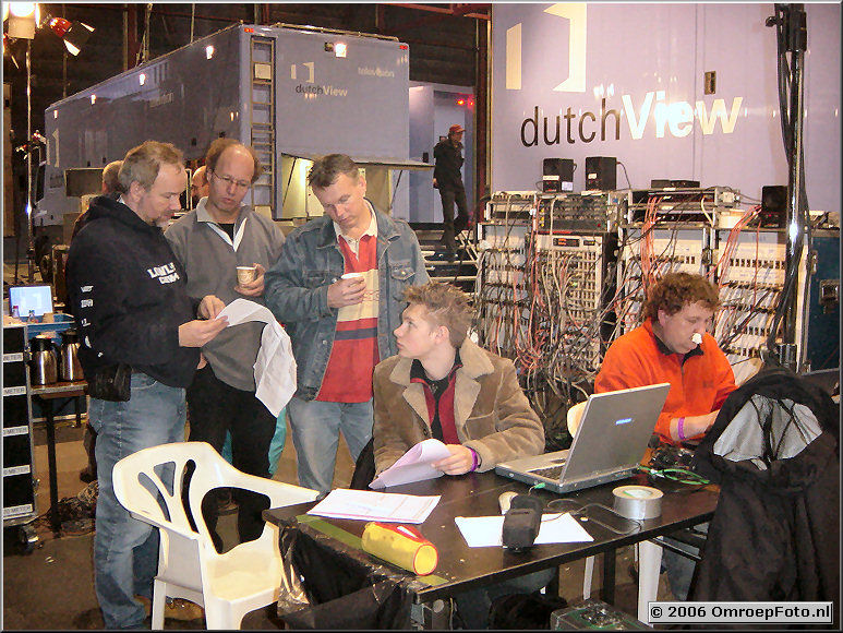 Foto 22-440.Afdeling geluid met Janus, Jan, Arno, Artjom en Winfried