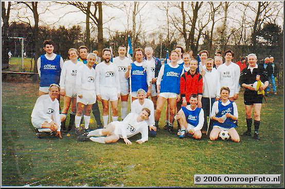 Foto 22-491.Voetbal in Laren