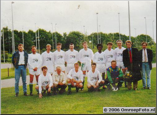 Foto 26-510.Voetbal in Laren