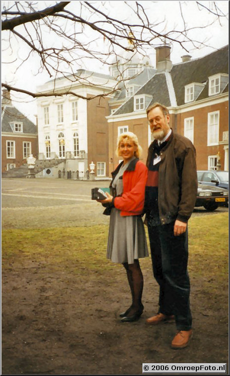 Foto 34-671. Gerrit van der Werf met Ineke Panman, produktie- en regieassistente