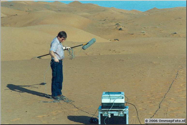 Foto 35-692. Verenigde Emiraten. Joop in de desert met BCN-20