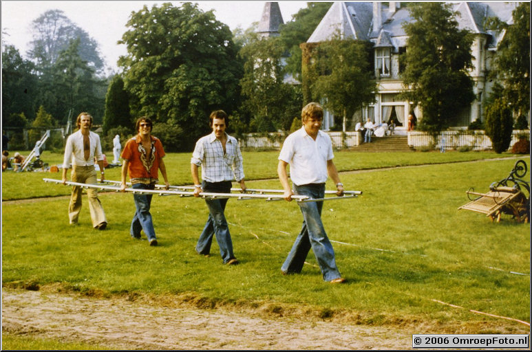 Foto 38-756. Opname Klassiek Muziekprogramma in 's Gravenland. Aan rails- Hans Brouwer, Henny Vreeswijk, assistent en ondergetekende.