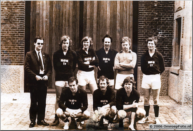 Foto 39-767. Voetbalteam dat speelde tegen gevangen van de Strafgevangenis in Scheveningen.Met chauffeur Martin van Brakel, Carel Swagerman,