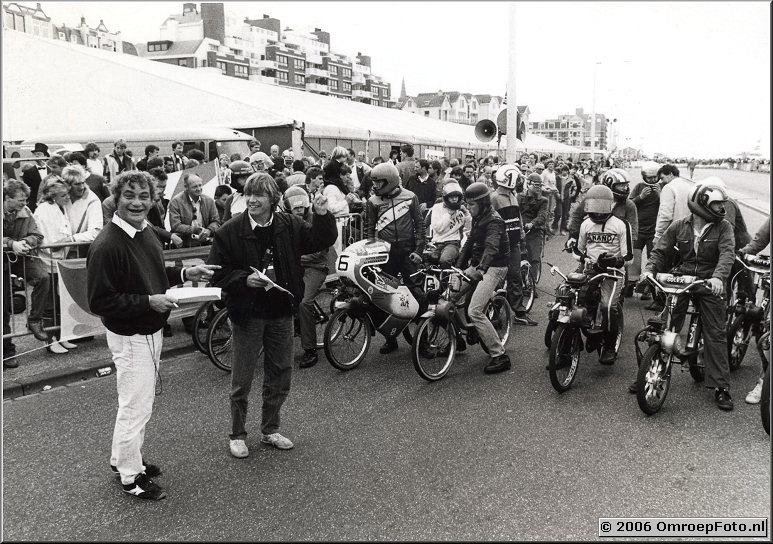 Foto 40-785. Met opnameleider André Kaptijn bij een solexrace in Scheveningen