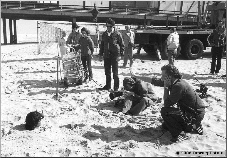 Foto 40-792. Opname 'Eind van een Zomer' in Scheveningen met zijn hoofd net boven het zand : Ron Brandsteder