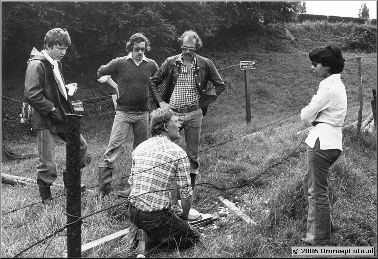 Foto 40-793. Opname 'De Vlieg' met regisseur Jan Keja, decorontwerper Richard Heidentrijk, regieassistente Irene Uneputty en toneelmeester K