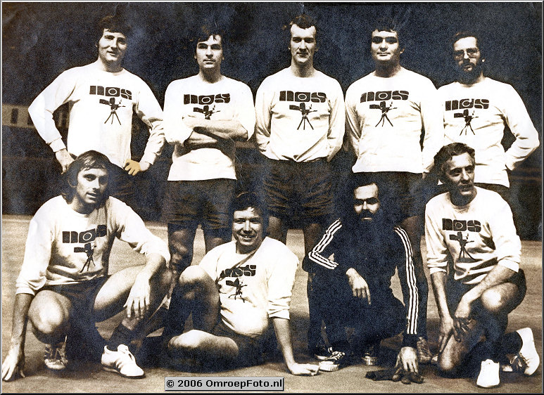 Foto 40-799. Voetbalteam bij het minivoetbal in de Ahoy Kees Posthuma, Theo Houthuizen, Planner, André Kaptijn, Bob Luyer, Carel Swagerman