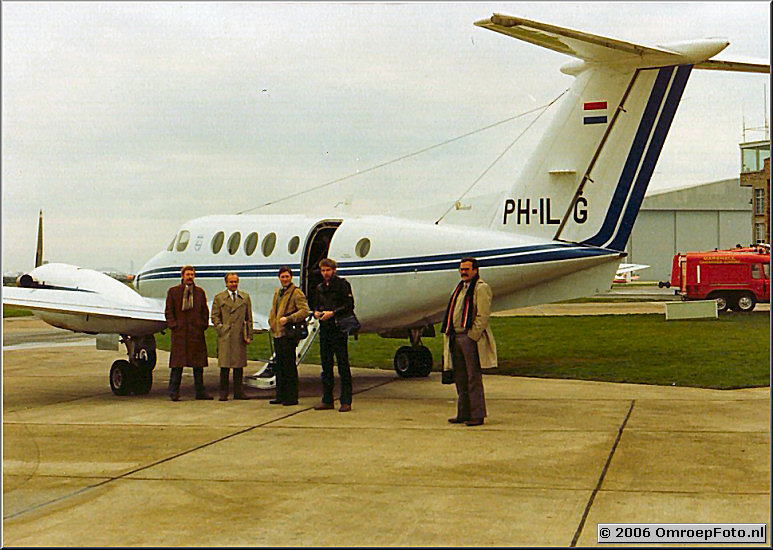 Foto 46-913. 1981 Met het Philips vliegtuig naar Cambridge v.l.n.r Bert Stomp, Rik Brugman, Ferry Weiss, Hans Higler en Harry Aerts.