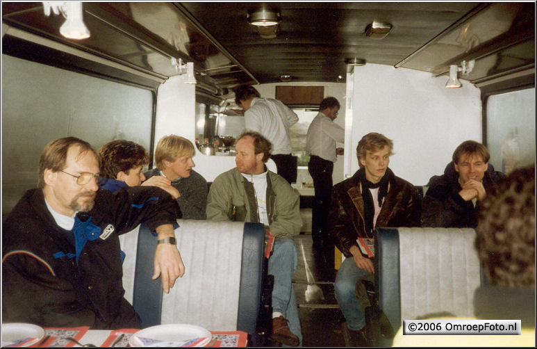 Foto 47-925. Cateringbus bij het Muiderslot '90