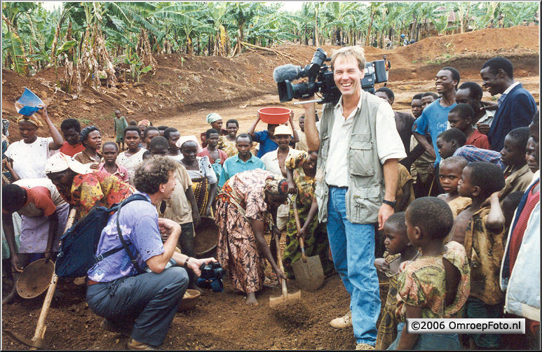 Foto 47-936. Met Kor Al in Oeganda 1994