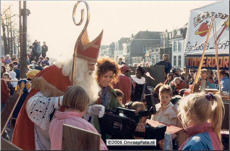Foto 48-946. Sint in Gorcum 1989 met kabelassistente Annemieke Raatsie