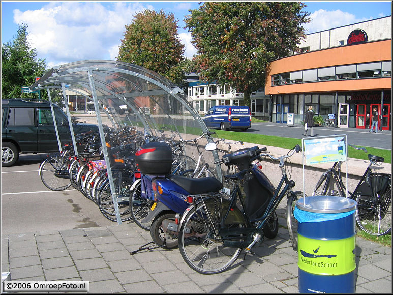 Doos 68 Foto 1355. Fietsenstalling bij het StudioCentrum