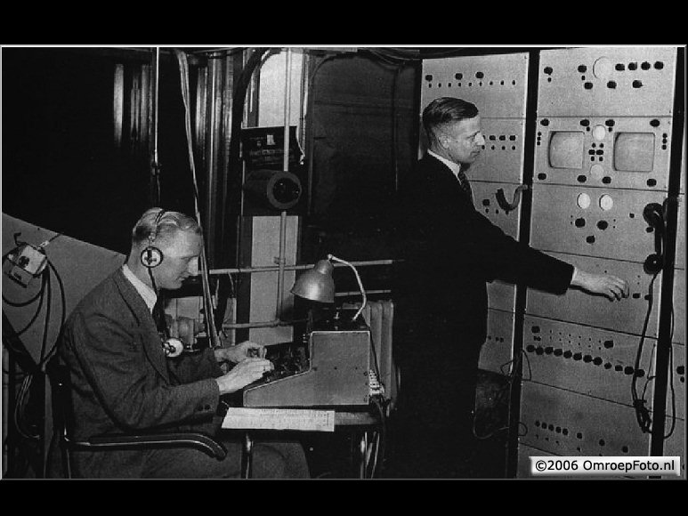 Doos 73 Foto 1458. Harry Heuts, geluidstechnicus en Wil van Vlerken als eerste (staande) beeldtechnicus
