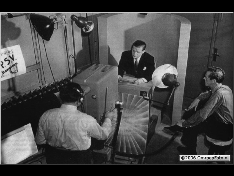 Doos 73 Foto 1459. Gerrit Ooms met Erik de Vries en de eerste omroeper Fred Knol in 1948 Nat lab in Eindhoven