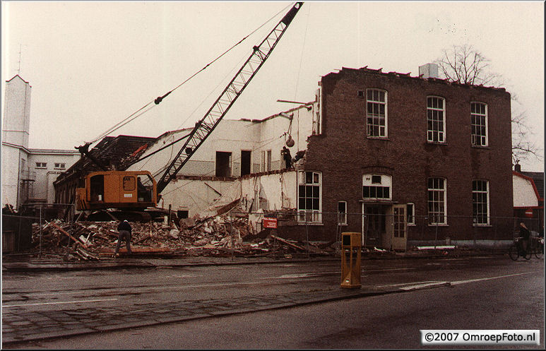 Doos 95 Foto 1892. Afbraak Studio Irene en de AmbachtsSchool 1983