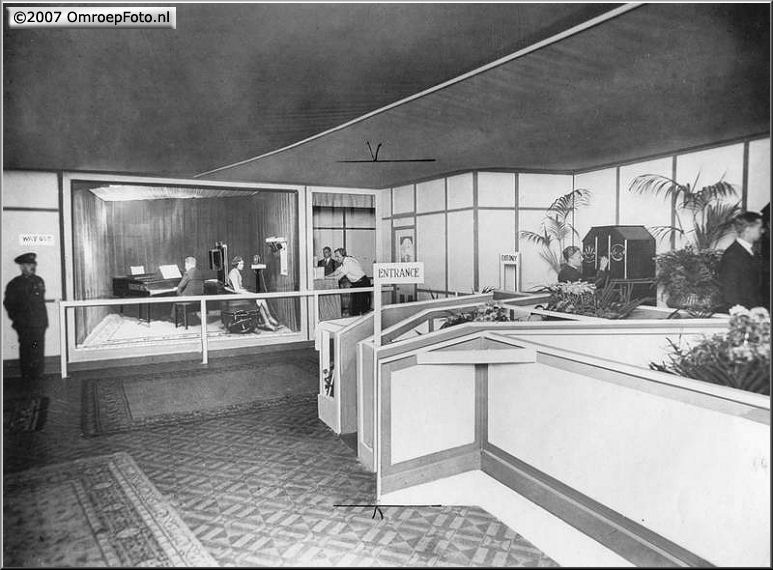 Doos 97 Foto 1926. Fernseh 4. De eerste televisiestudio ter wereld bij Fernseh GMBH. Rechts de controle kamer