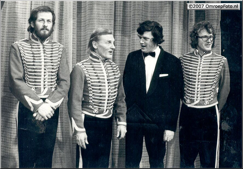 Doos 99 Foto 1971.  Jan Kramer Toneelmeester Onno Sluijter Opnameleider en Hans Stooker Toneelmeester ....Circus in theater Carre 1971