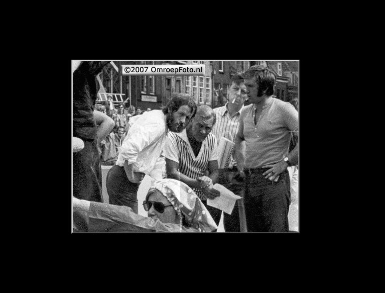Doos 99 Foto 1972. Frans Kuijper, Jan Kramer, Wim Heerschop en Wim van de Laak toneelmeesters ...Zeskamp 1972